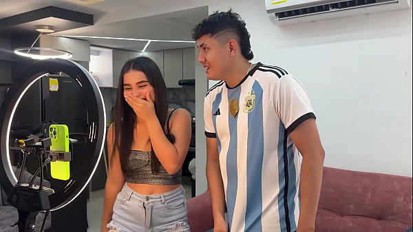 mi pequeña hermanastra quiere sabe que se siente estar con un gay y me le corro en la cara.