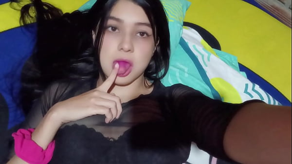 Hermanastra seduce a su hermanastro para follarlo con creampie después de ver su gran polla en la ducha por la mañana ( CASERO REAL)